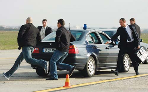Un grup de ofiteri ai Serviciului de Protectie si Paza (SPP), participa la exercitiu de pregatire pentru asigurarea secutatii summit-ului NATO, pe o pista de pe Aeroportul Baneasa, in Bucuresti